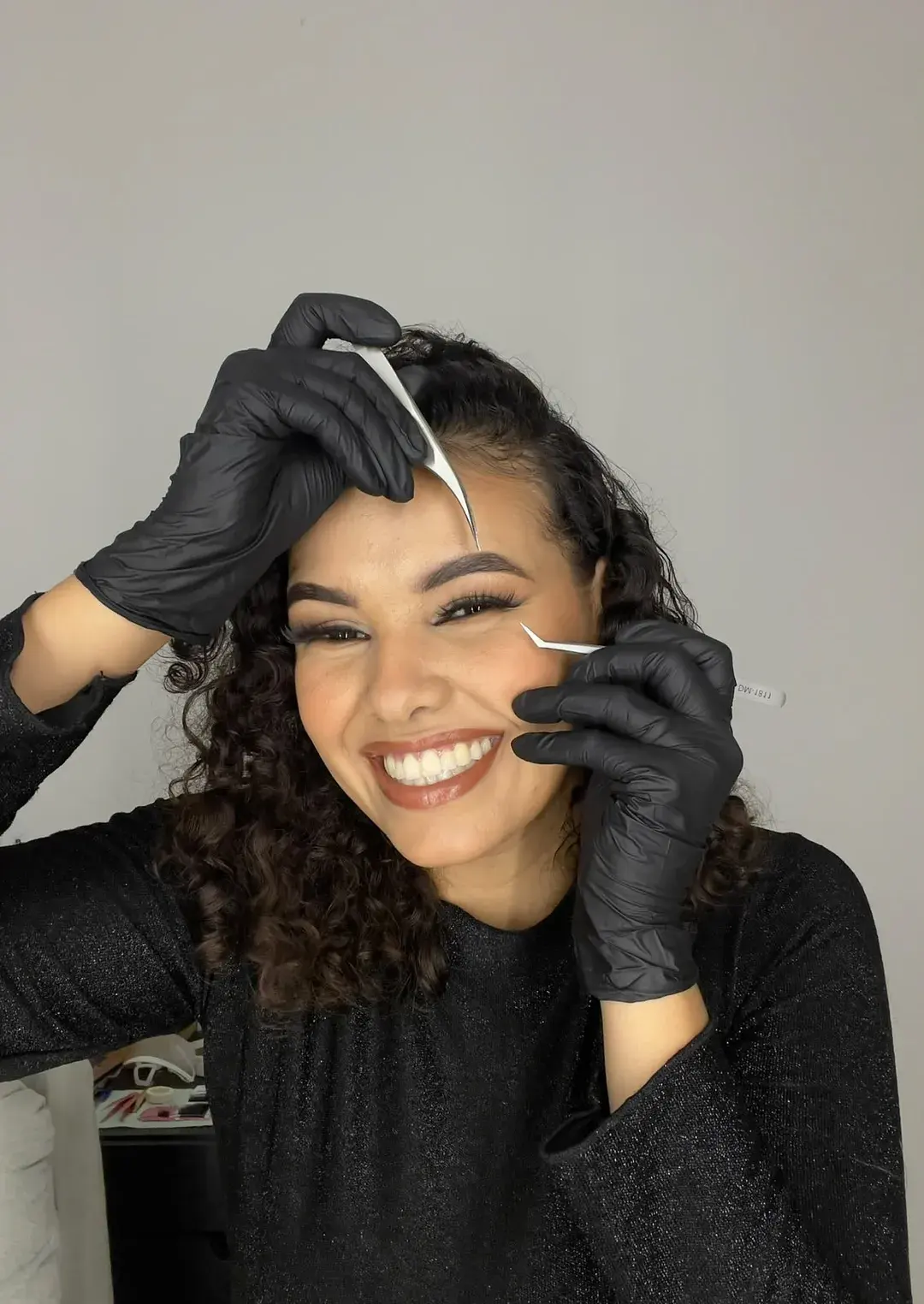 Maria Eduarda com pinças de cílios