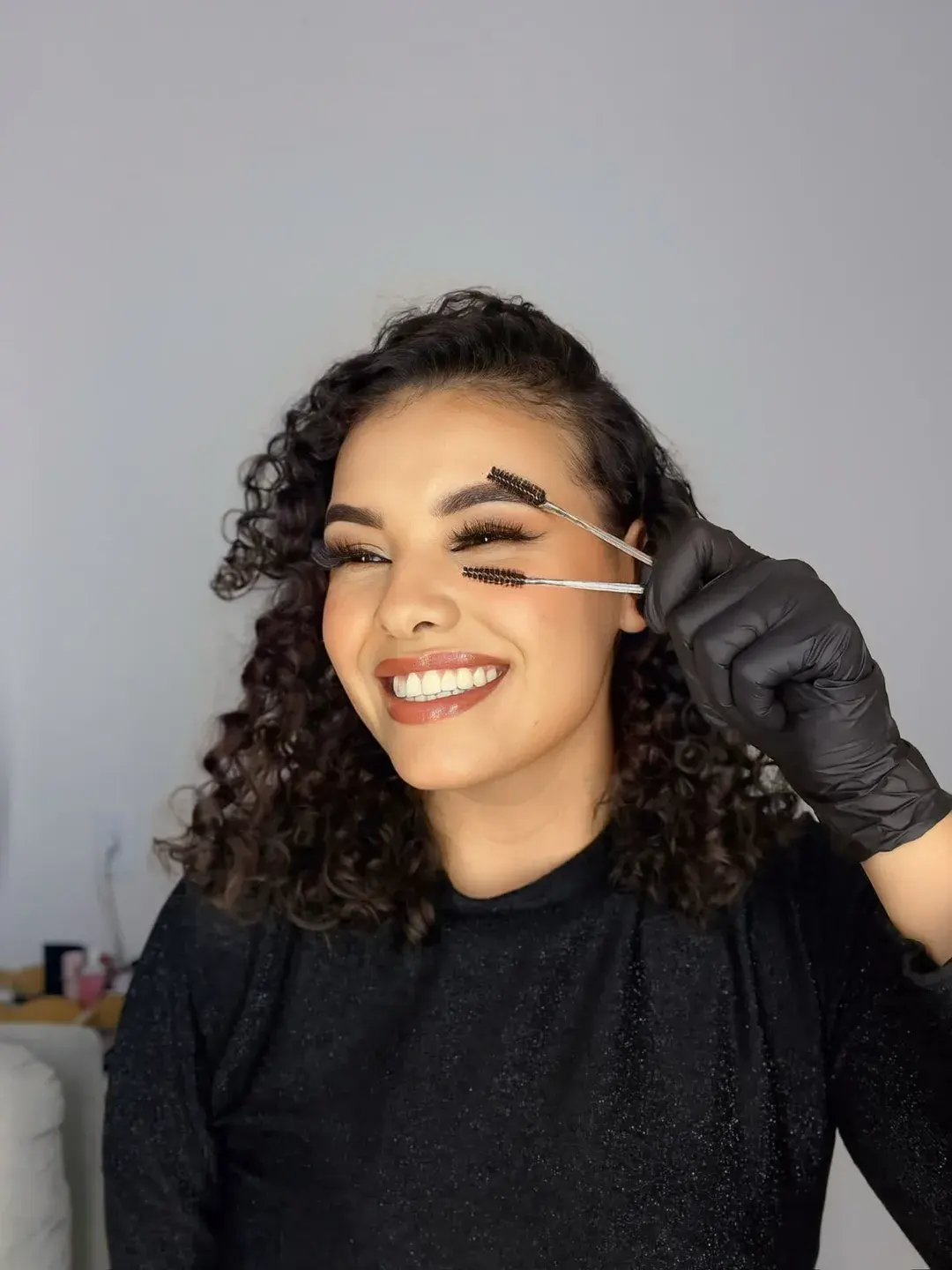 Maria Eduarda sorrindo com escovinhas de cílios
